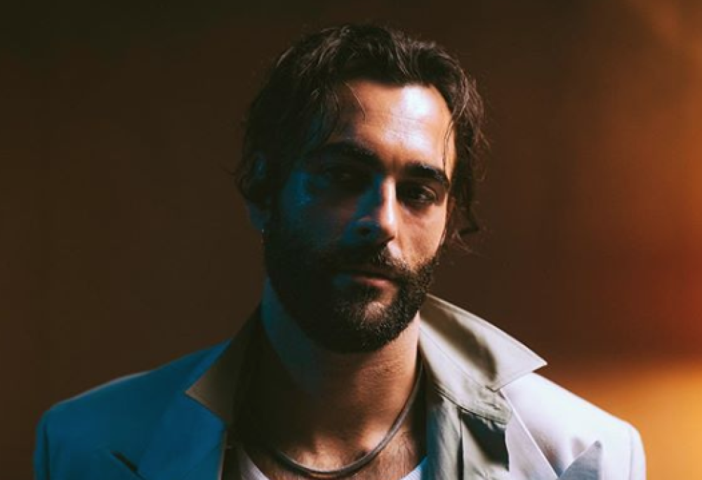 Marco Mengoni si lancia in una nuova avventura, una serie di podcast dal titolo “Il Riff”