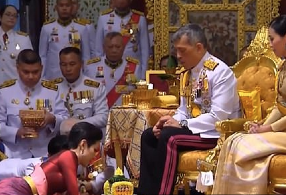Il re della Thailandia ripudia la concubina: “Si atteggiava a regina”