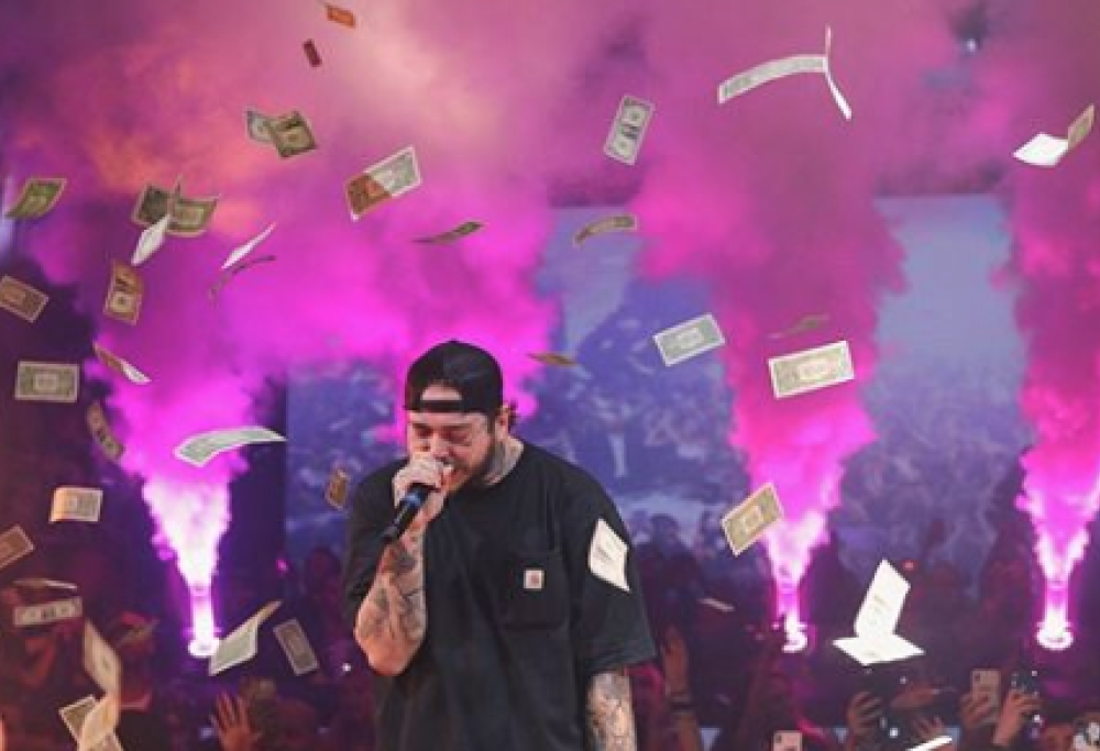 Piovono soldi al concerto di Post Malone e il pubblico impazzisce