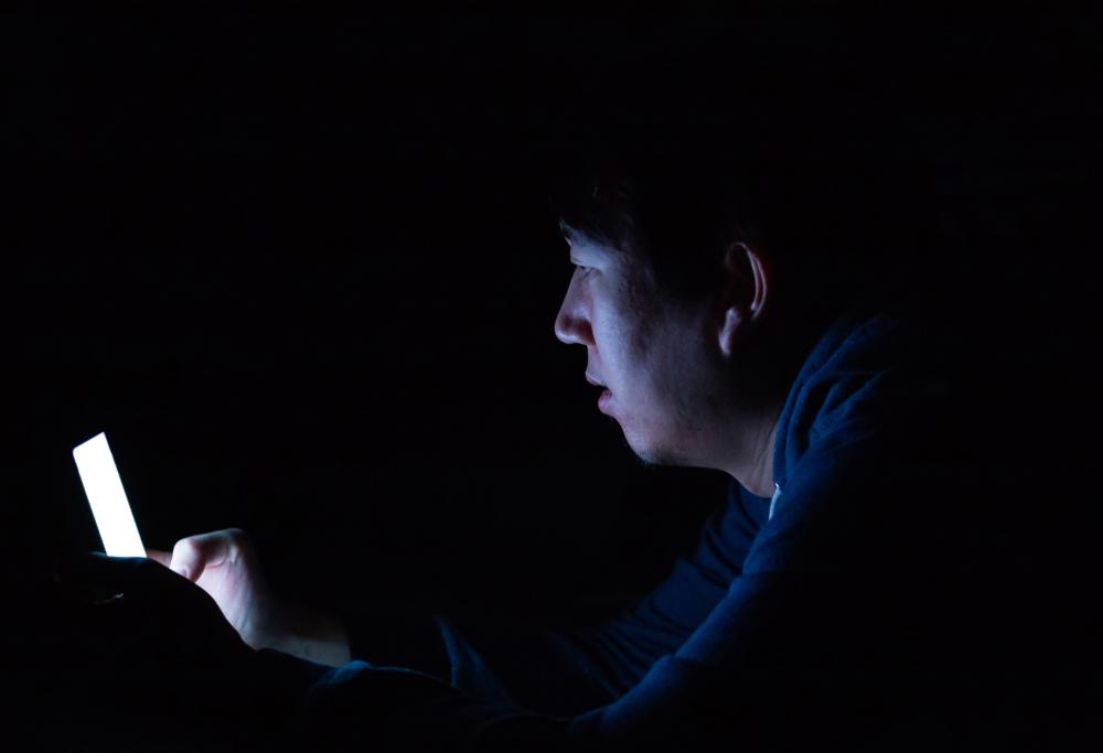 Gioca con lo smartphone per troppe ore a luci spente e rimane cieco