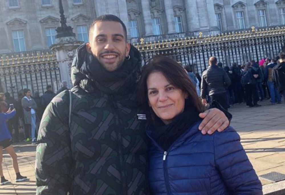 Mahmood in quarantena con la mamma: "Ogni tanto ci scanniamo, la sgrido perché mangia i dolci"