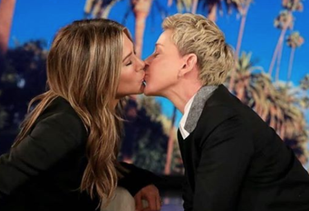 Jennifer Aniston bacia Ellen DeGeneres in diretta tv: “Hai delle labbra davvero morbide”