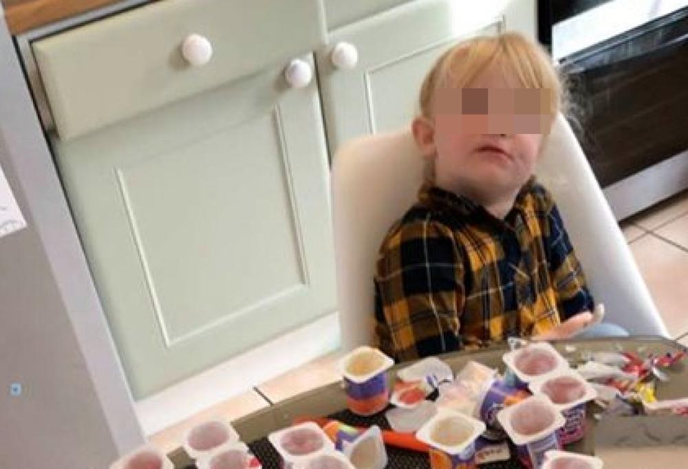 Bimba di 3 anni, sola per 10 minuti, divora 18 yogurt: il post è virale