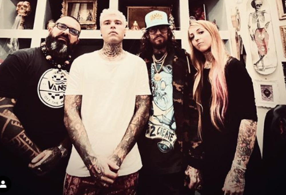 Fedez torna a lavorare con la sua ex: è diventato socio della Hive Tattoo Art Gallery