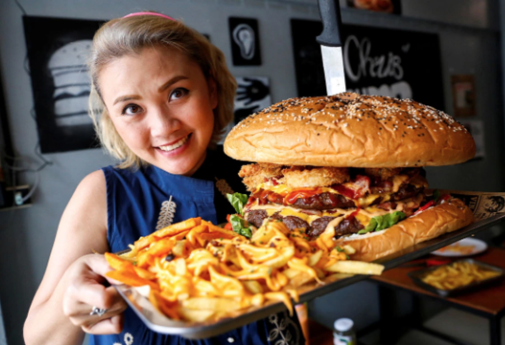 A Bangkok la sfida dell’hamburger da 6 kg: chi lo mangia in 9 minuti vince dei soldi
