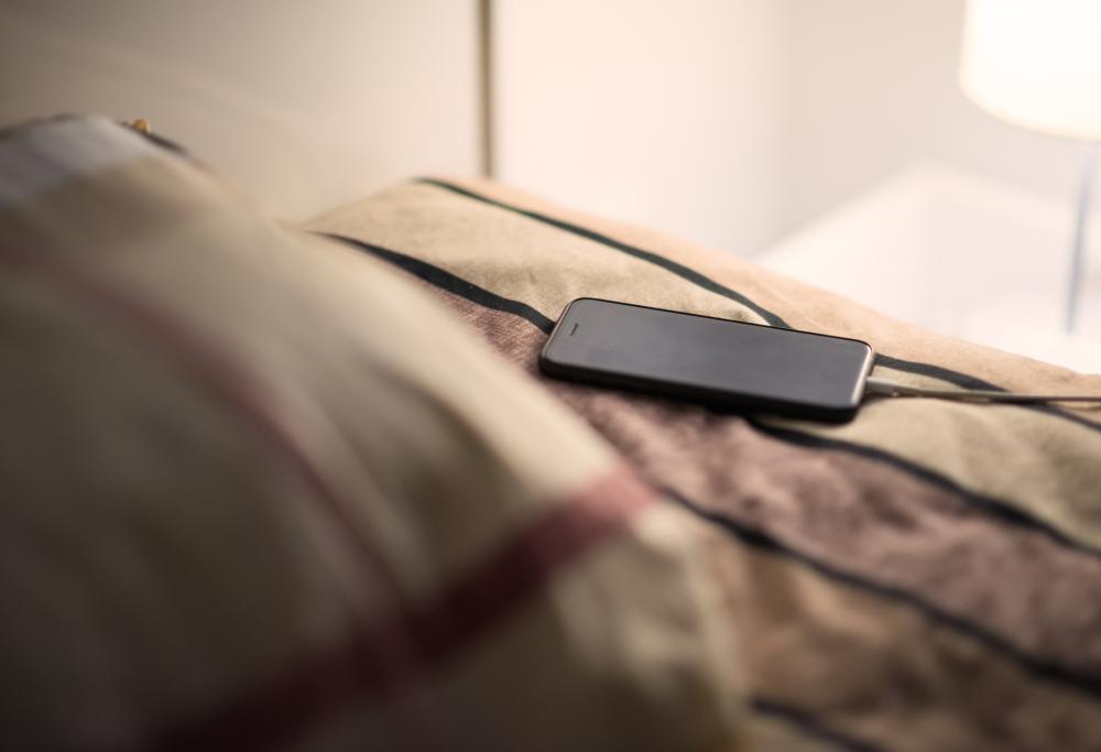 I Vigili del fuoco avvertono: caricare lo smartphone sul letto o sotto il cuscino è pericoloso