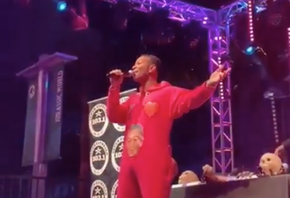 John Legend dedica “All of Me” a se stesso: ecco l’esilarante video della serenata