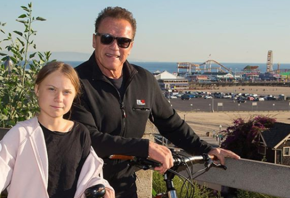 Arnold Schwarzenegger e Greta Thunberg insieme in bici: “Fantastico incontrarla, per me è un’eroina” 