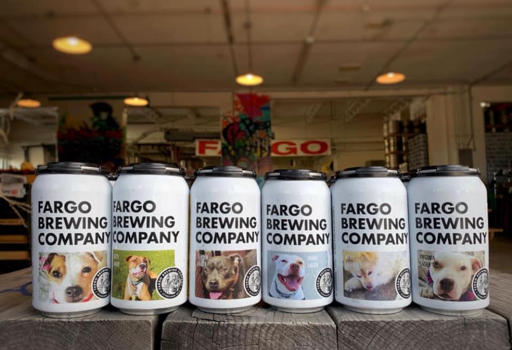 Foto di cani abbandonati sulle lattine di birra: l'iniziativa lodevole per farli adottare