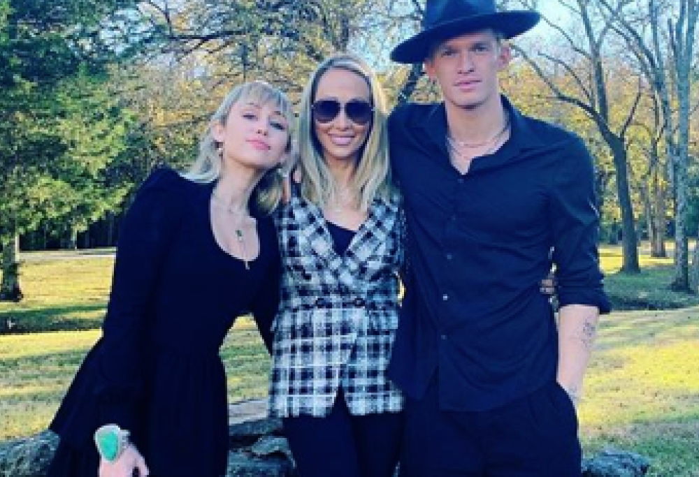 Miley Cyrus porta Cody Simpson alle nozze del fratello