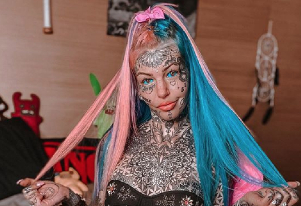 Si tatua gli occhi rischiando di rimanere cieca