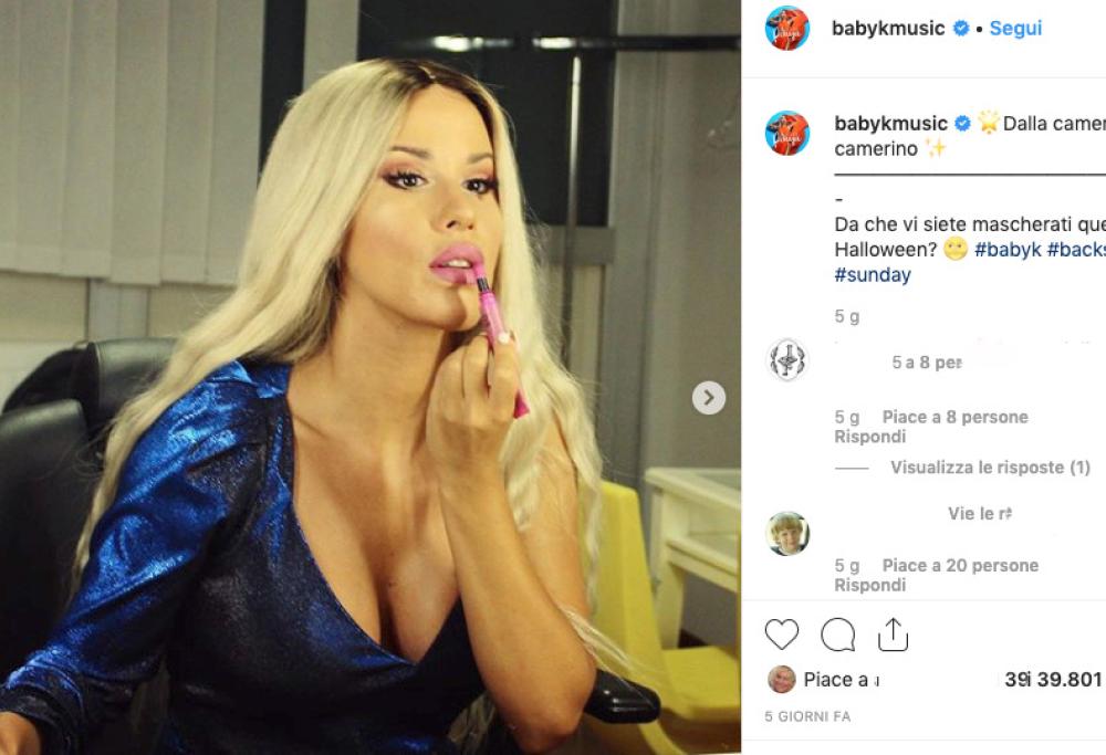 Baby K mostra un décolleté esplosivo e i follower vanno in tilt