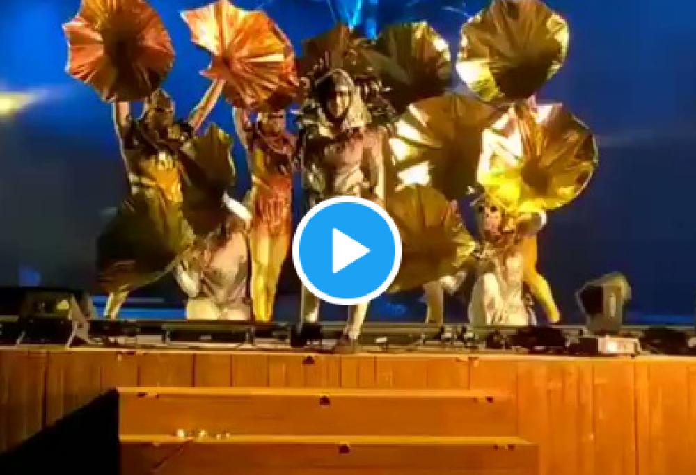 Fa irruzione sul palco e accoltella 3 artisti durante uno spettacolo a Riyad