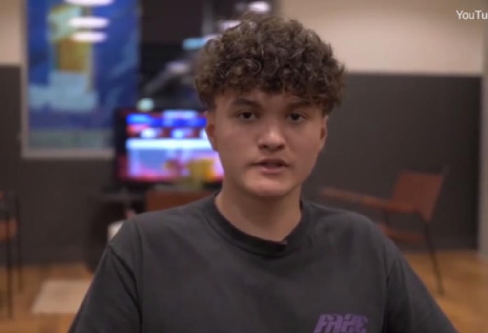 Lo youtuber bannato da Fortnite lascia la villa milionaria e torna a vivere dalla mamma