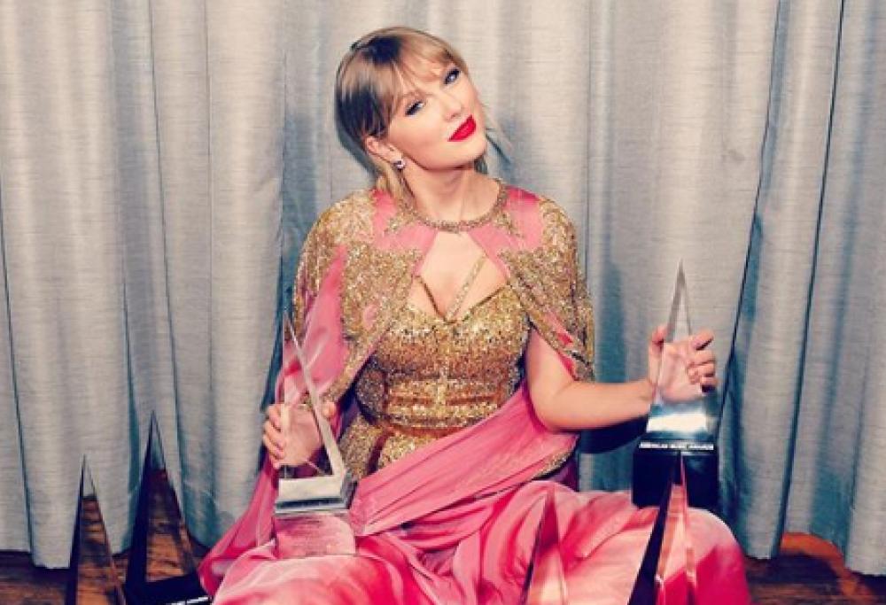 Taylor Swift agli American Music Awards 2019 ringrazia i fan: "Siete il motivo per cui sono qui"