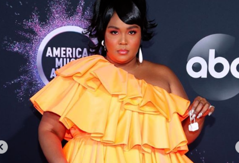 Lizzo e la sua micro borsetta fanno impazzire i fan: i meme divertono anche la cantante