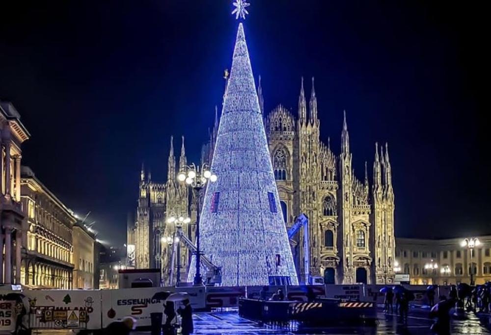 Milano:  in Piazza Duomo arriva lo splendido albero di Natale fatto di luci