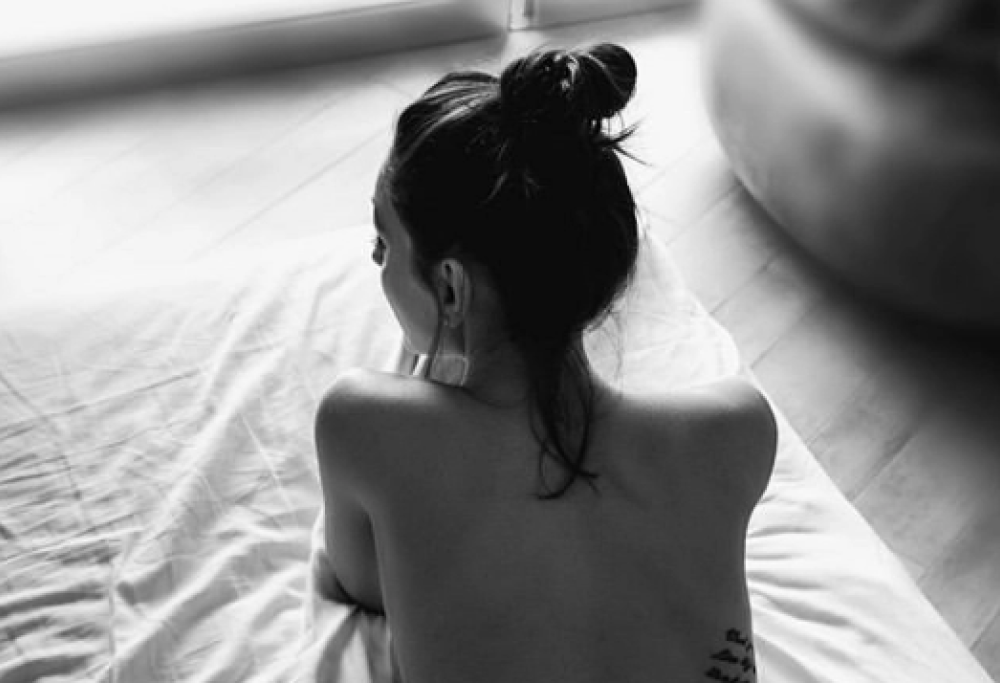 Anna Tatangelo mostra i tatuaggi restando in topless