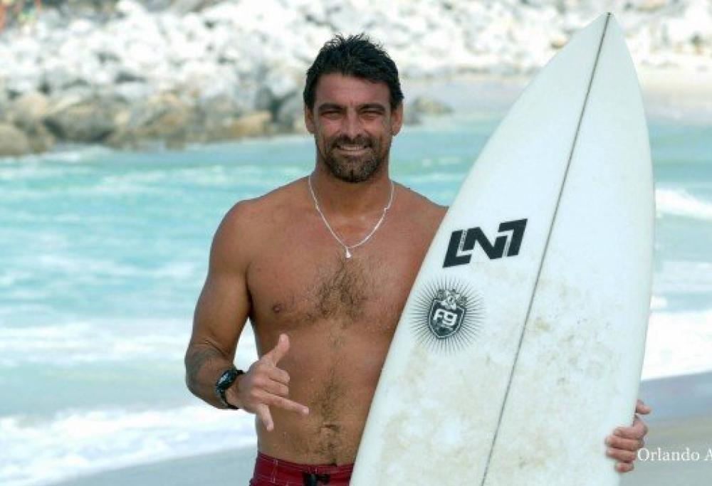 Campione di surf muore d'infarto in gara dopo aver "cavalcato" un'onda