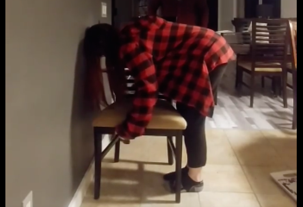 Arriva la "Chair challenge", la sfida della sedia che fa vincere sempre le donne