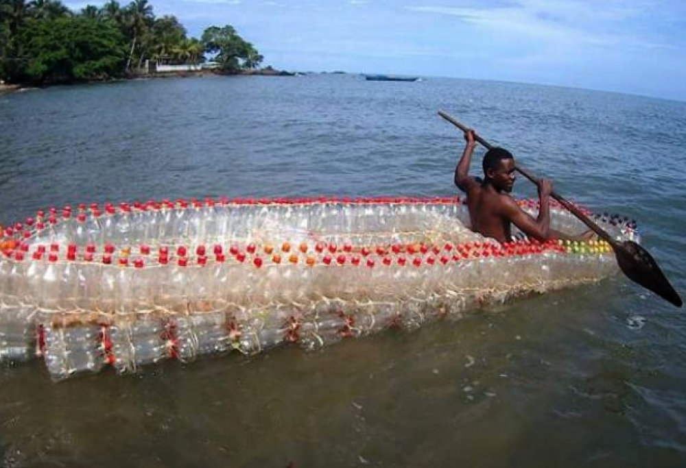 Questo ragazzo costruisce barche con bottiglie di plastica aiutando ambiente e pescatori