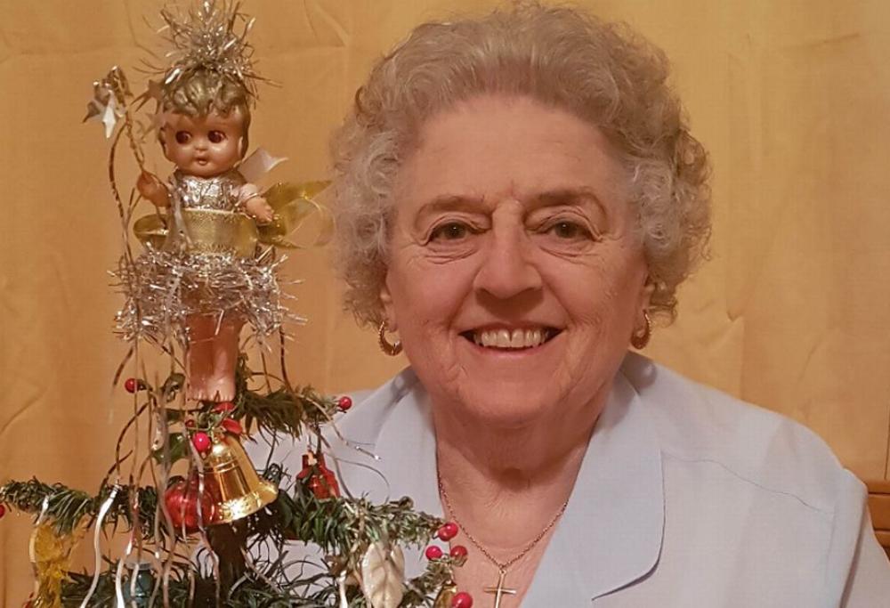 Questa nonnina usa lo stesso albero di Natale dal 1937 
