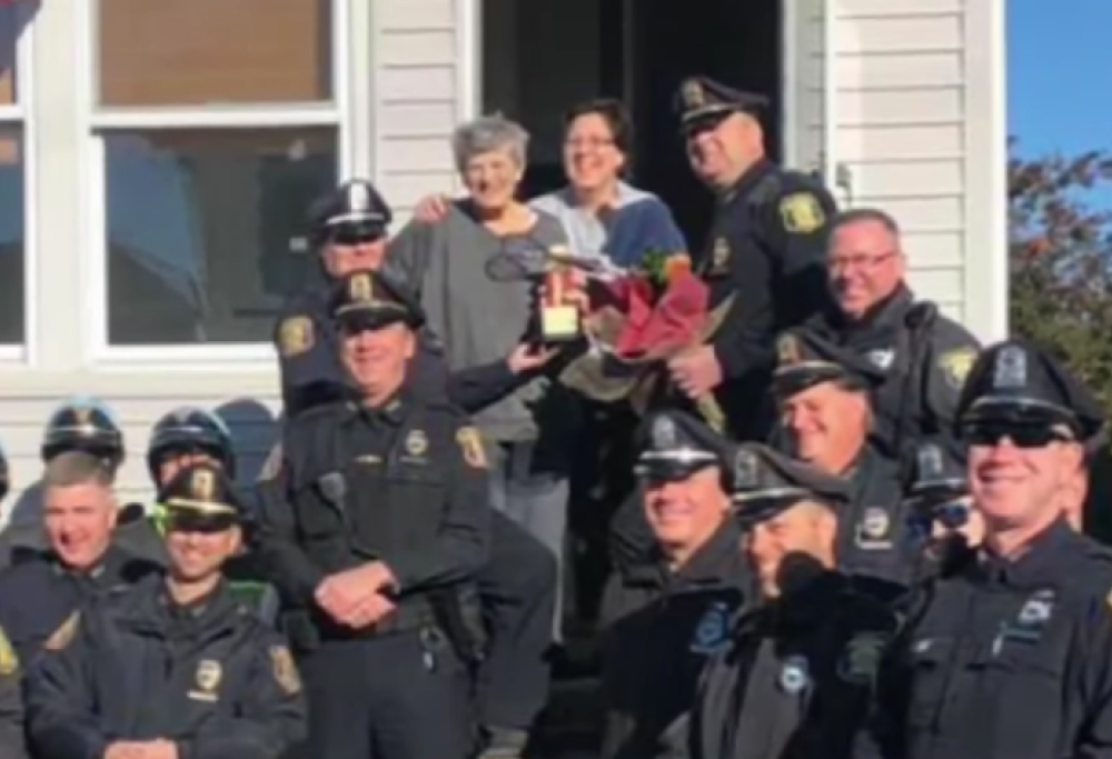 USA, nonna italiana cucina per anni le pizzelle ai poliziotti e loro la ringraziano così