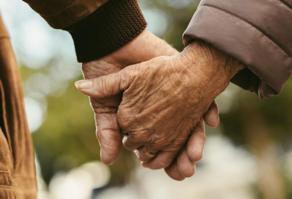 Anziani coniugi muoiono a pochi minuti l'uno dall'altra dopo una vita insieme