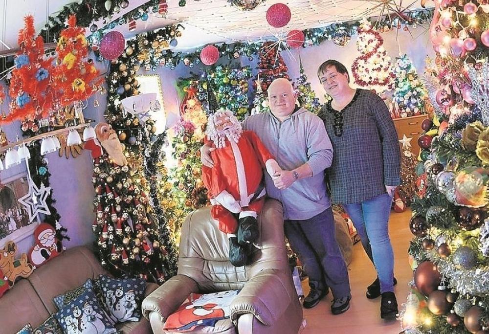 Hanno 350 alberi di Natale in casa... e non li tolgono mai