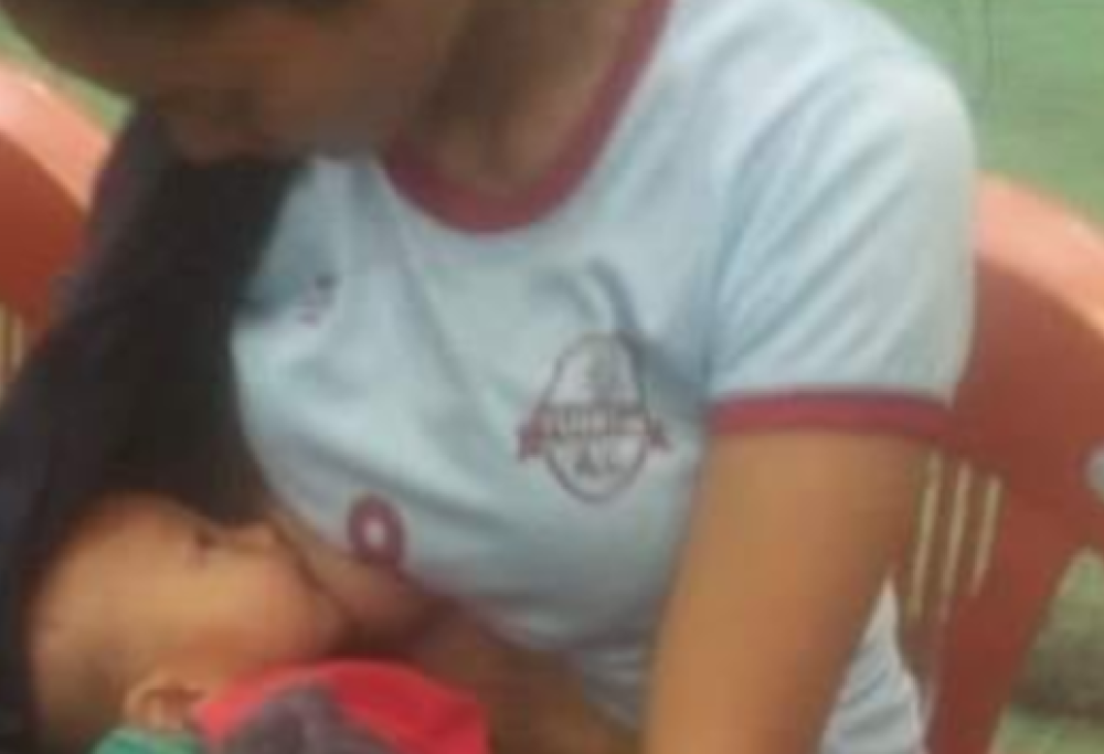 Pallavolista esce dal campo per allattare il figlio: la foto fa il giro del web