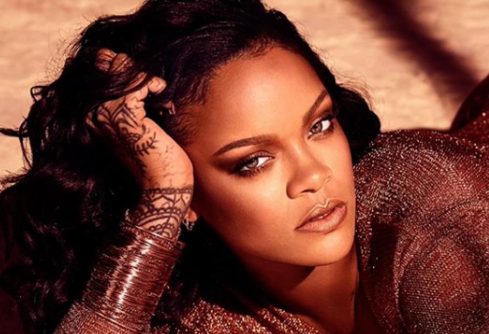 Rihanna riceve un premio ma rischia di romperlo per l’emozione [video]