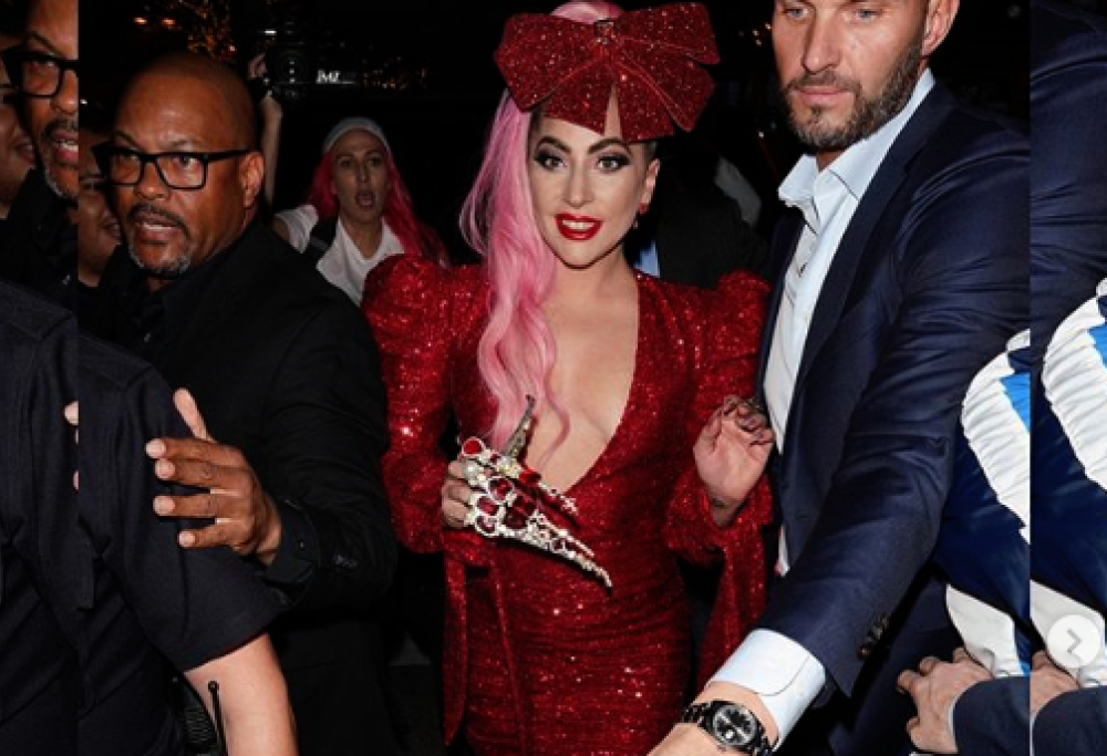Lady Gaga interpreta il Natale con un dress code da "decorazione"