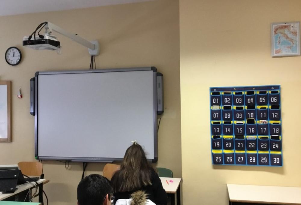 Pannelli per riporre i cellulari in classe: l'idea di una scuola di Biella