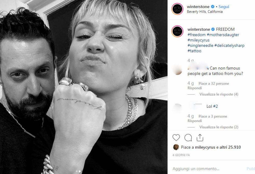 Miley Cyrus si tatua la parola "Freedom" sulla mano: "Io sono questa"