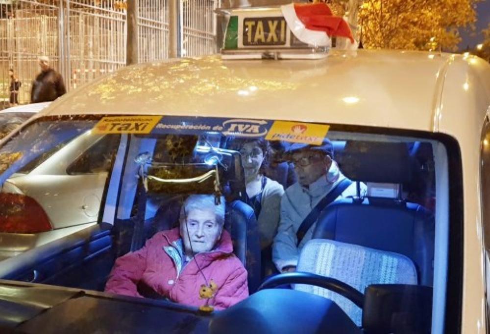 I taxisti di Madrid portano gratis gli anziani a vedere le luci di Natale 