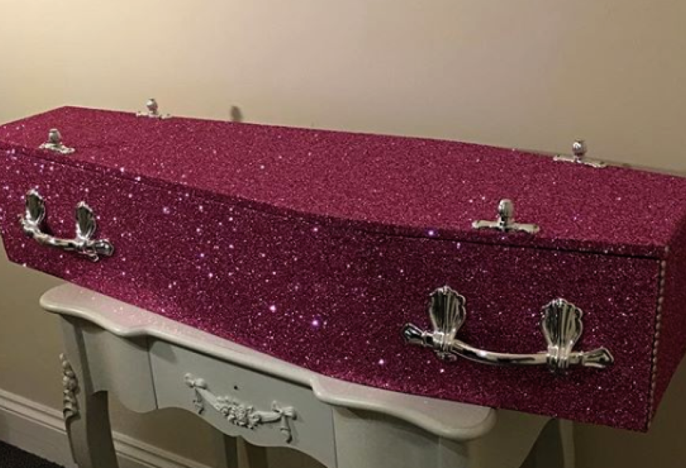 Arriva la bara glitterata per un funerale ultra scintillante 