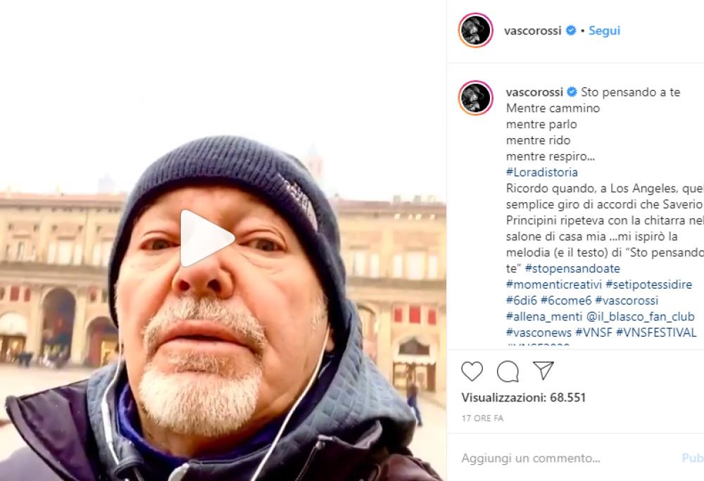 Vasco Rossi canta (in incognito) in piazza a Bologna
