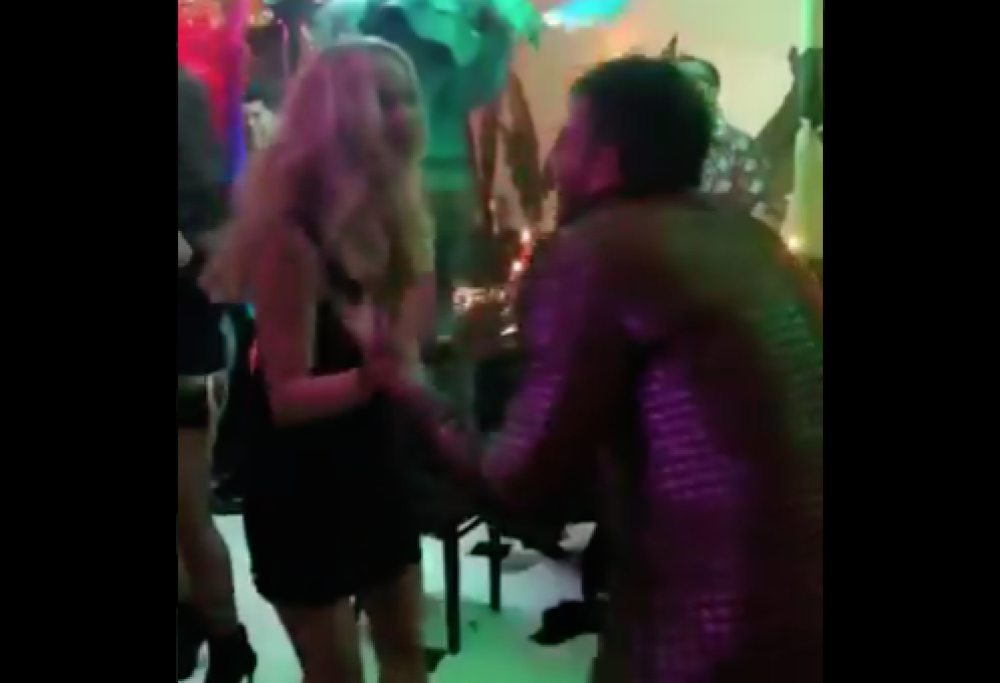 Jennifer Lawrence si scatena sulle note di "All I Want For Christmas Is You"