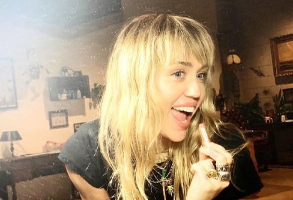 Miley Cyrus scherza sulla breve durata del suo matrimonio