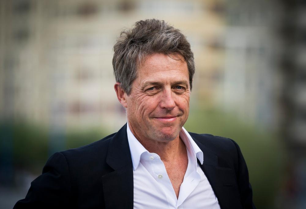 Hugh Grant racconta l’esperienza del Covid: “Era come se un uomo pesantissimo si fosse seduto sul mio torace”