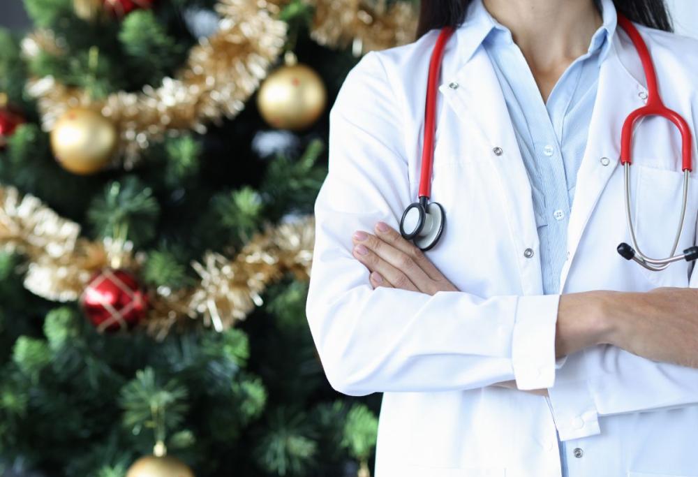 Decide di lavorare a Natale per non stare con i suoceri: la storia
