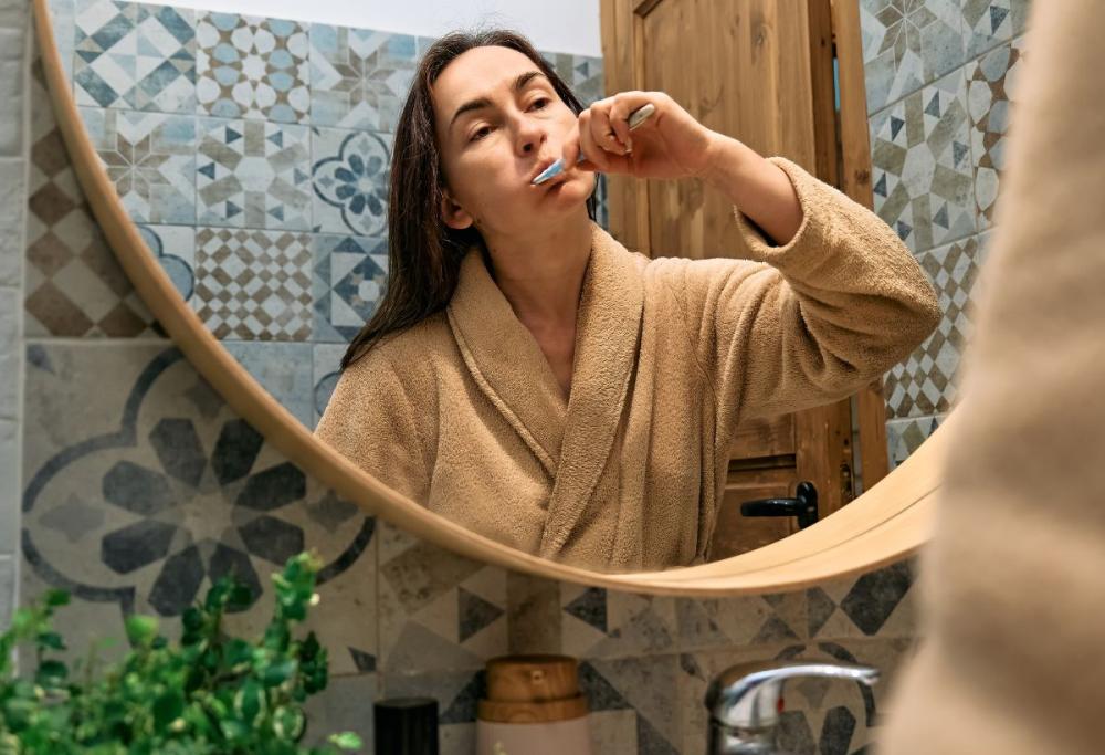 Lavare i denti in doccia è una buona abitudine? Il dibattito divide il web