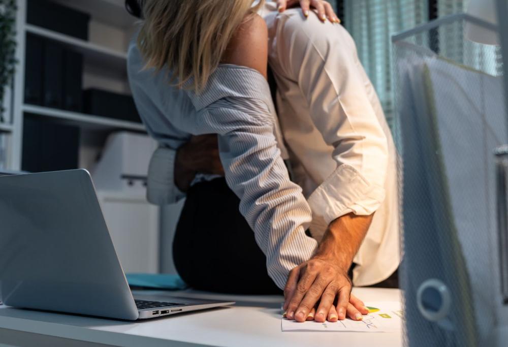 Fanno sesso nel bagno dell'ufficio: colleghi sorpresi dai passanti
