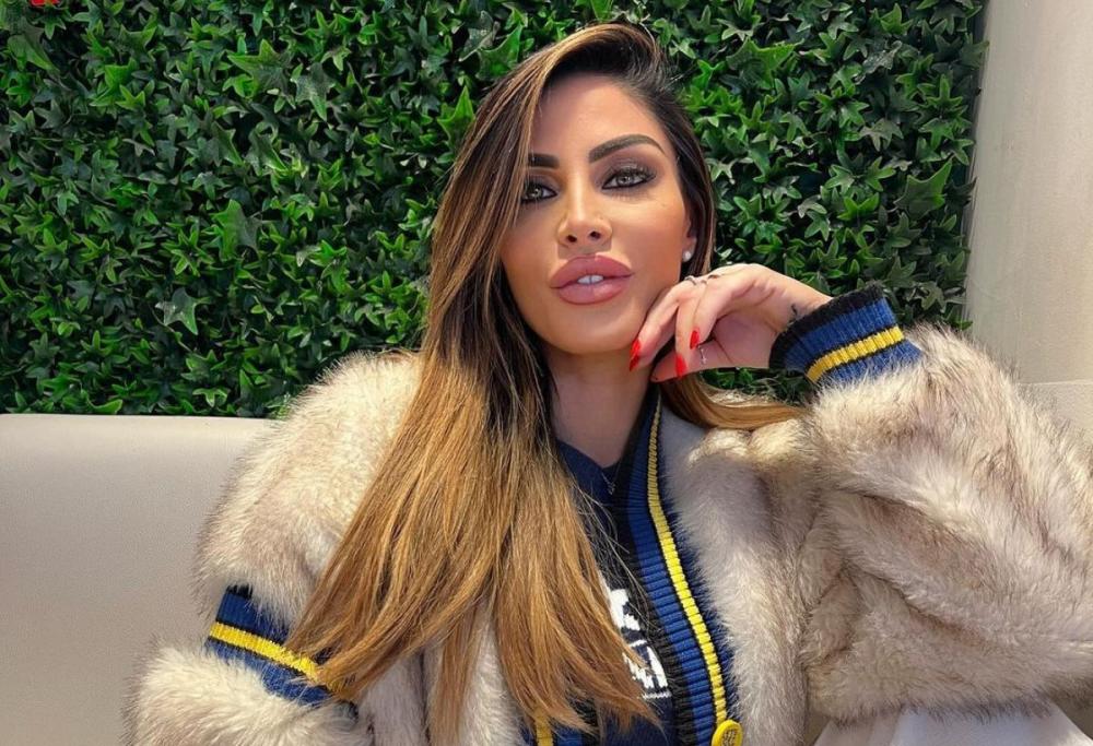 Look inedito per Guendalina Tavassi: ripresa in abiti da suora