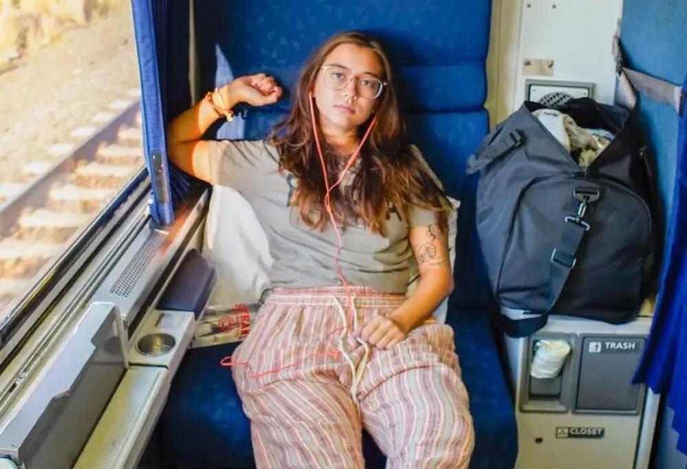 Viaggiatrice rivela il suo segreto: "Ecco come dormire sui mezzi"