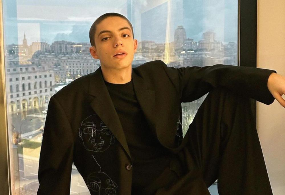 Matteo Romano inizia il 2024 con il suo nuovo singolo "Assurdo"