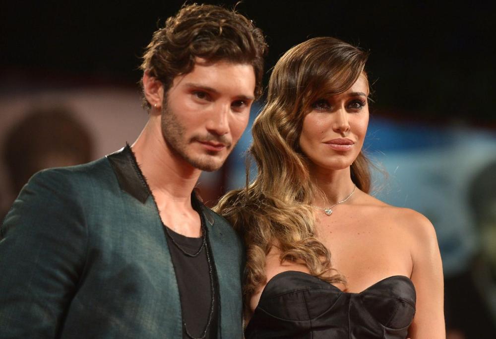 Il papà di Stefano De Martino contro Belen: frecciatina sui social