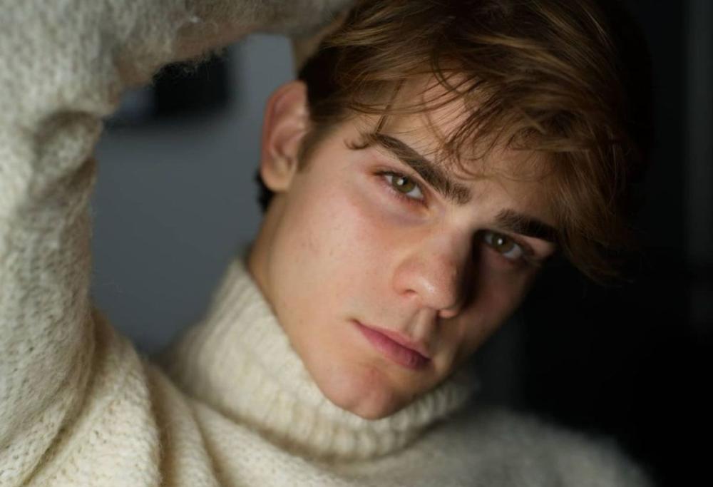 Leonardo Tano rivela: "Da piccolo mettevo i tacchi di mia mamma"