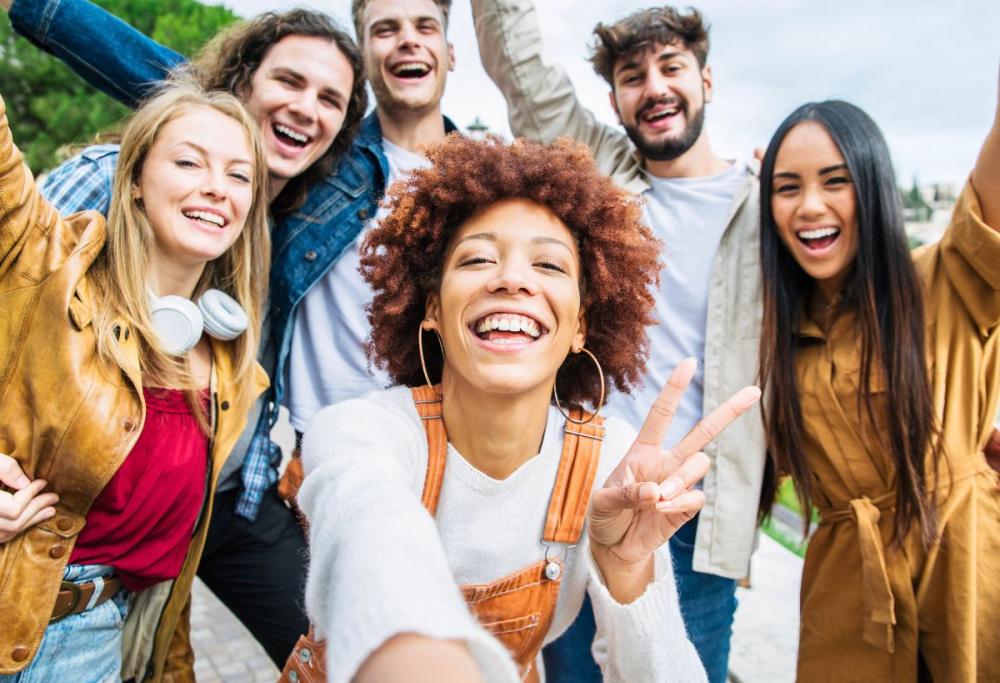 Friendship recession: perché le amicizie diminuiscono con l'età