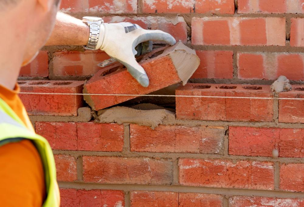 Operaio trova 40mila euro nel muro di una casa ma non può usarli